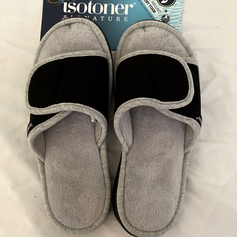 New Women’s Isotoner memory foam signature slippers. Size XL (9.5-10).